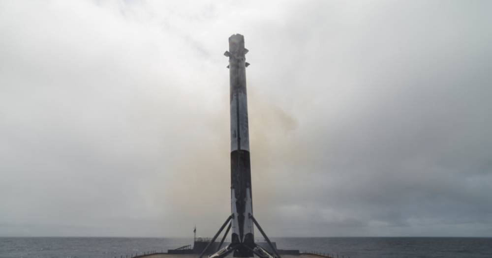 SpaceX успешно вывела на орбиту спутник и приземлила первую ступень ракеты
