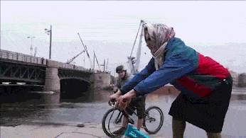 Житель Казани переоделся в женское и украл велосипед, чтобы скрыться от копов