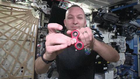 Линдон Джонсон - Астронавты показали трюки со спиннером на МКС - life.ru - Новости