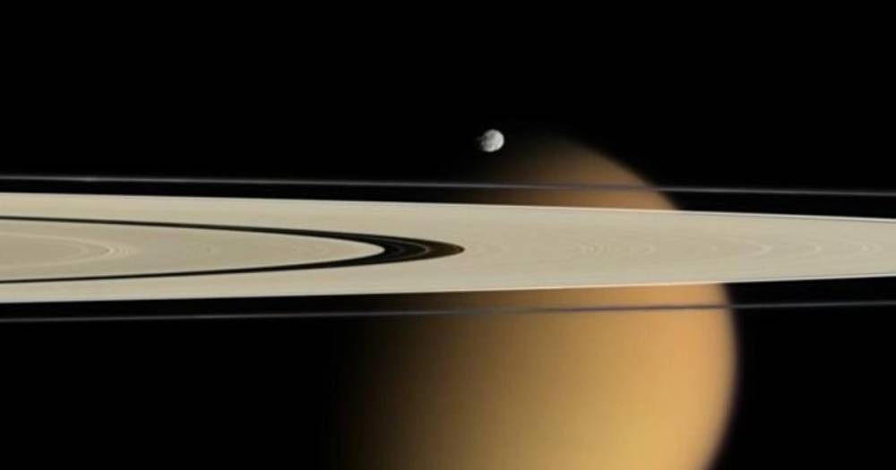 Учёные нашли доказательства того, что на Титане идут экстремально сильные ливни - life.ru - Лос-Анджелес - Новости
