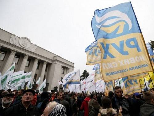 Артиллерийские залпы вызвали панику у митингующих сторонников Саакашвили в Киеве