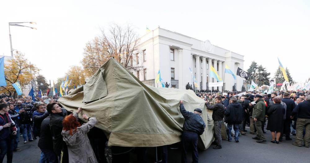 Участники "Михомайдана" установили первую баррикаду у стен Верховной рады