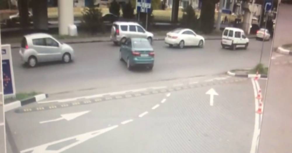 В Ростове-на-Дону автомобиль укатился без водителя и остался невредим