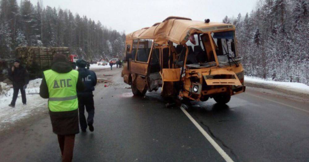 В Коми трое погибли в ДТП со школьным автобусом и лесовозом