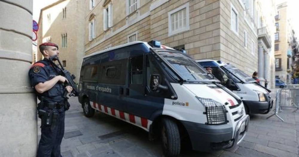 К зданию Женералитета Каталонии в Барселоне стягивают силы местной полиции