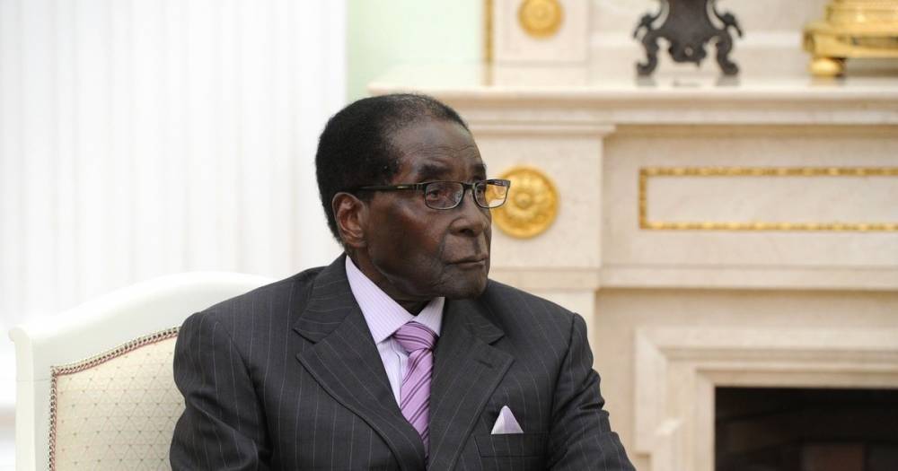 Роберт Мугабе - Президент Зимбабве попросил оставить его у власти ещё на "некоторое время" - life.ru - Зимбабве - Новости