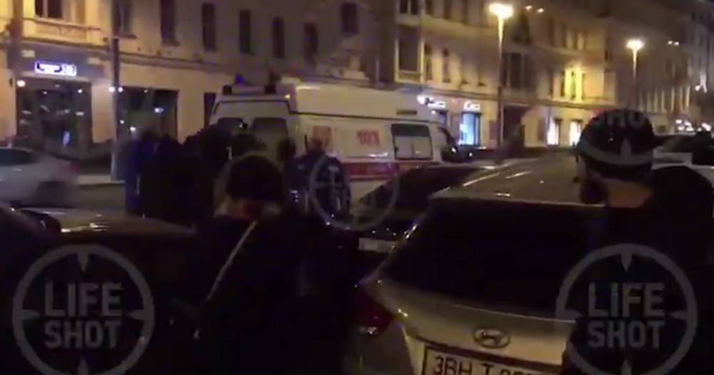 Стоящего в очереди за iPhone X в Москве увезли на скорой