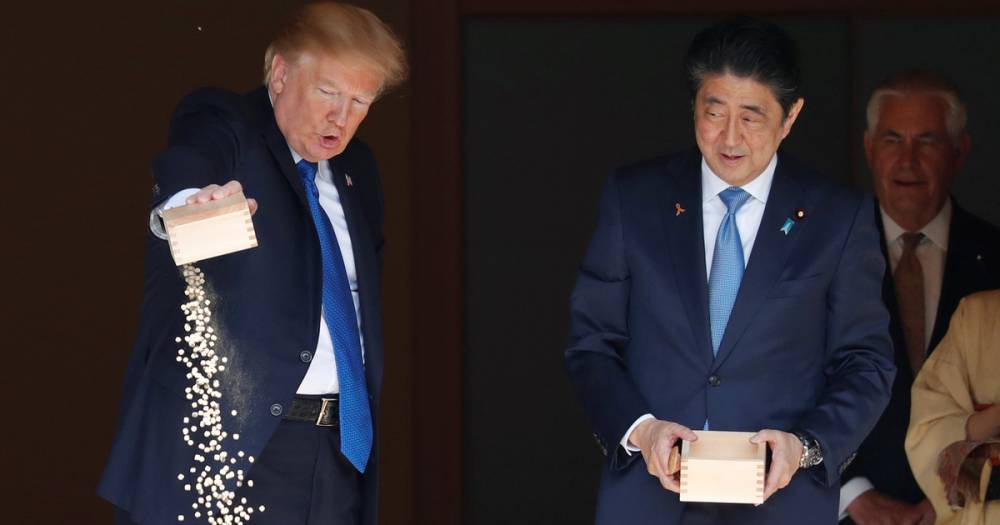 Трамп оконфузился, когда кормил карпов с премьером Японии в императорском дворце