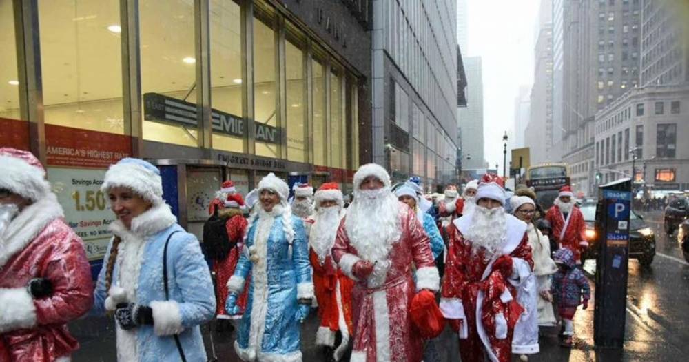 Дарили "Коровку" и сувениры. В Нью-Йорке прошёл парад Дедов Морозов и Снегурочек