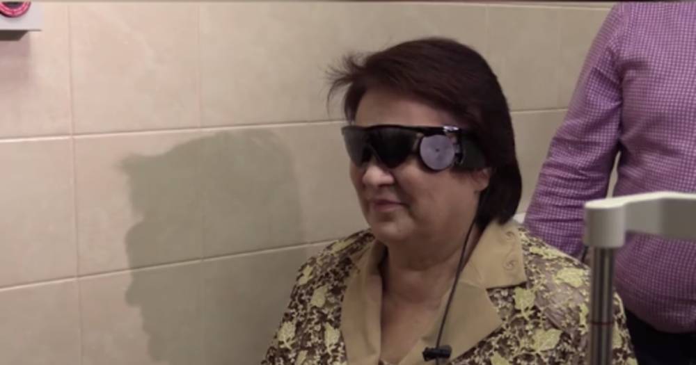 Россиянка впервые увидела родных после пересадки бионического глаза — видео