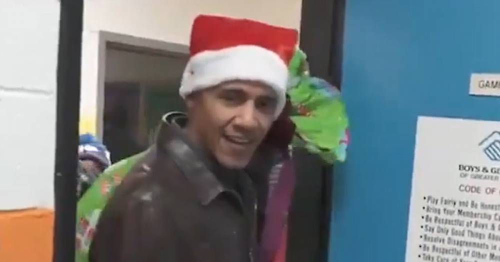 Обама поздравил воспитанников детского центра в образе Санты