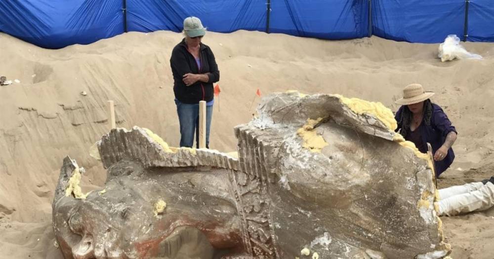 В песках Калифорнии откопали 100-летнюю статую сфинкса