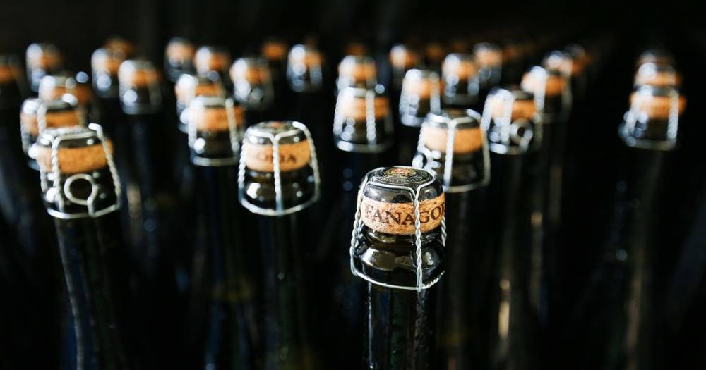 Депутат предложил разрешить круглосуточную продажу шампанского на Новый год
