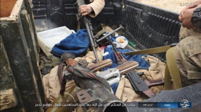 Боевики ИГ оставляют поле боя и бросают оружие в провинции Хомс
