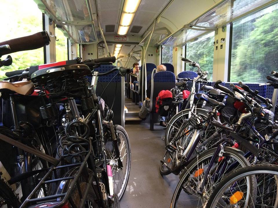 Путешествие в поезде с велосипедом