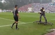 Как в кино: в Португалии перед началом матча мяч судье доставили на дроне
