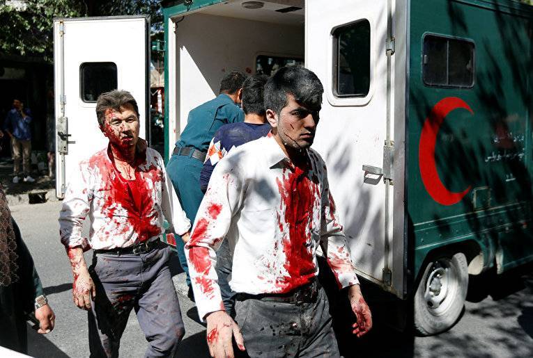 Много крови и жертв: кадры с места взрыва у посольства Германии в Кабуле