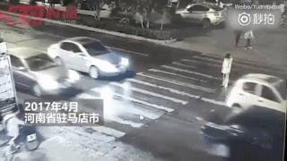 Китаянка решила покончить с собой на дороге, и безразличные водители ей помогли