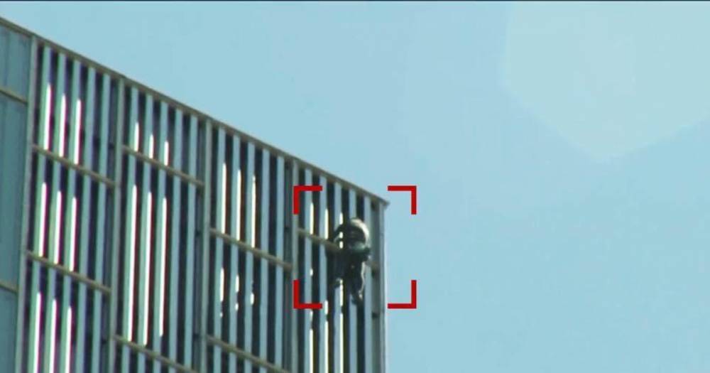 "Человек-паук" без страховки забрался на самый высокий отель Барселоны