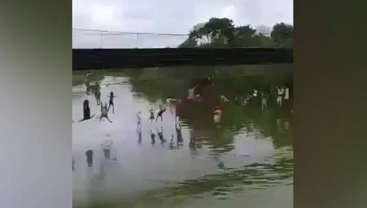 Более тридцати человек остались живы, рухнув с моста в Эквадоре. Видео