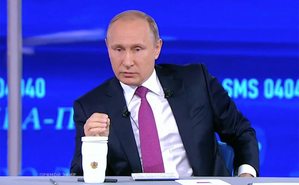 Путин начал прямую линию с ответа на вопрос об экономическом кризисе