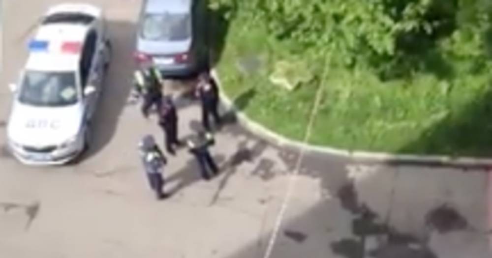 Устроившие вечеринку на крыше дома юноши кинули гранату в наряд полиции в Москве