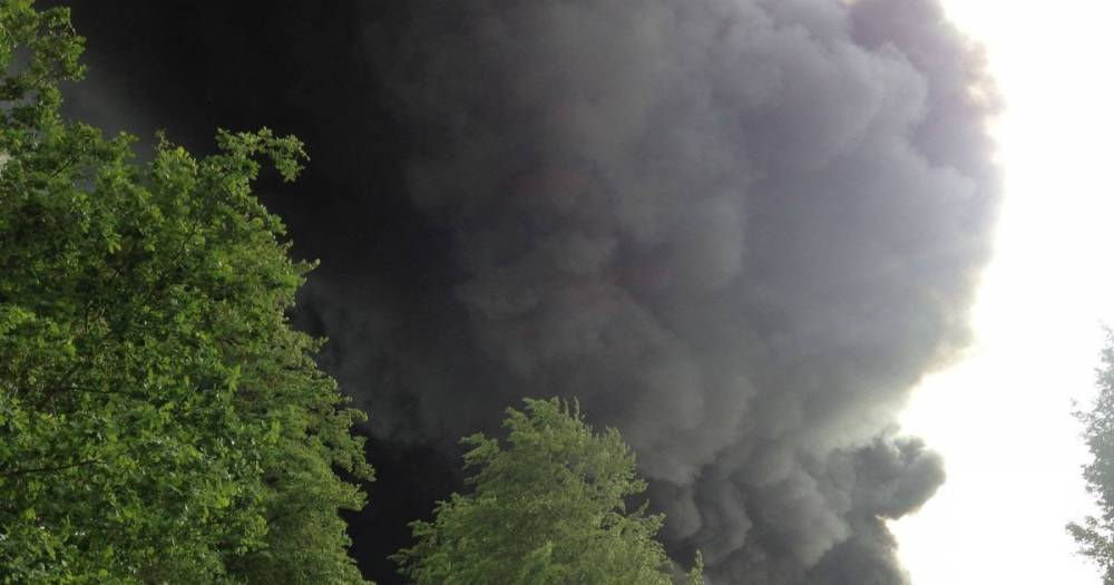 В Юрмале вспыхнул крупный пожар на станции сортировки отходов