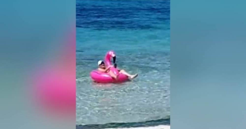 В Испании спасателям пришлось извлекать женщину из надувного фламинго