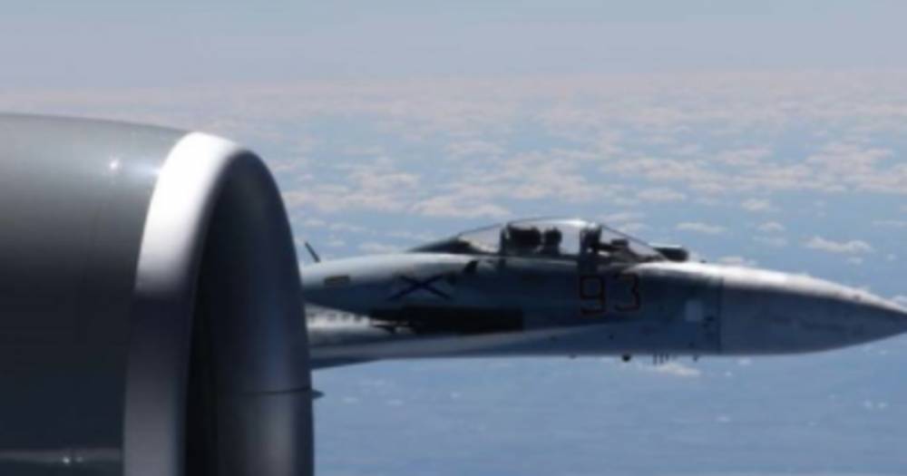 США показали фото сближения истребителя РФ с американским самолётом-разведчиком