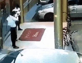 Охранник ресторана случайно убил своего коллегу, играя с автоматом (видео)