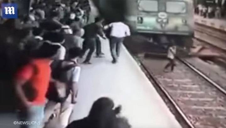 В Индии зазевавшаяся девушка выжила после того, как ее переехал поезд. Видео