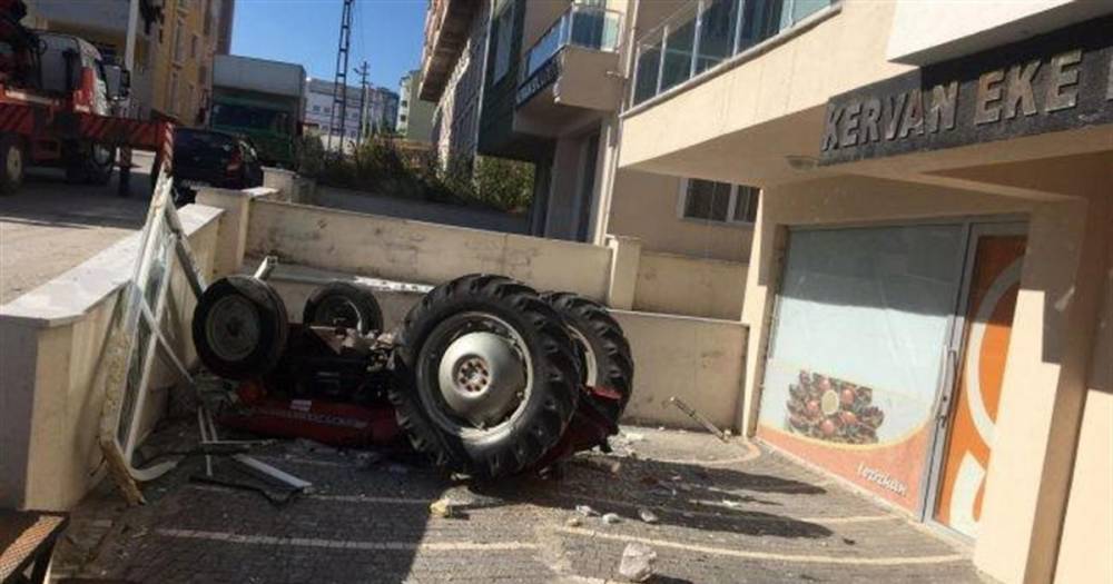 В Турции трактор упал с третьего этажа магазина