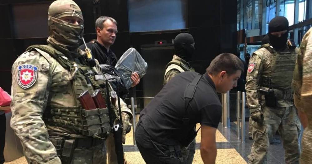 Обыски в редакции украинских "Вестей" длятся более 12 часов