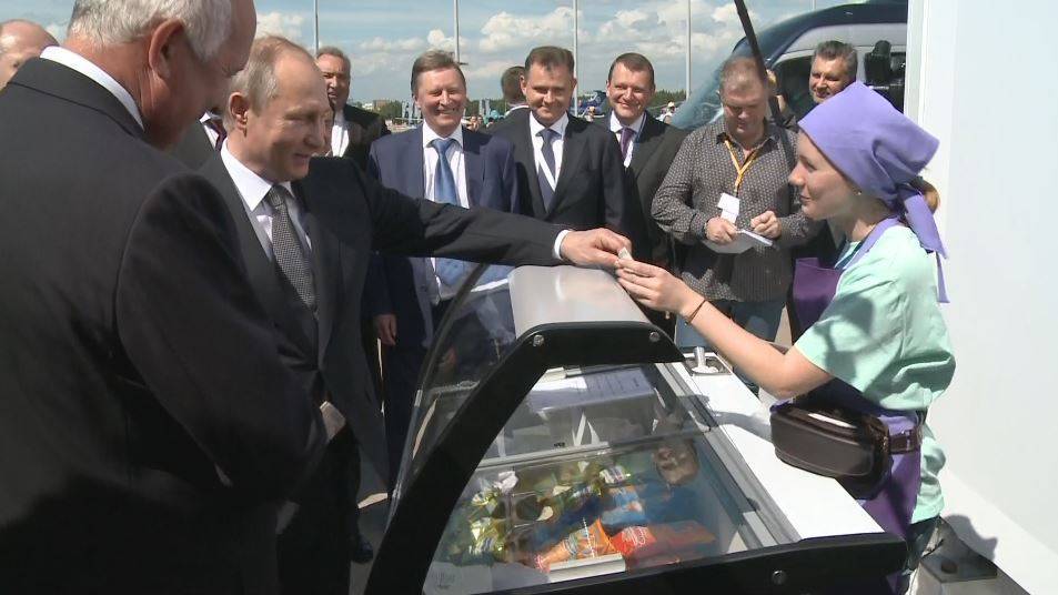 Путин и министры отведали мороженого на шесть тысяч рублей