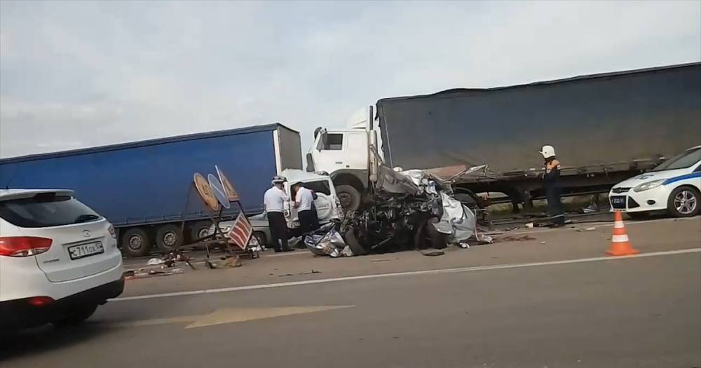 В Ростовской области произошла массовая авария с участием двух фур и авто ГИБДД