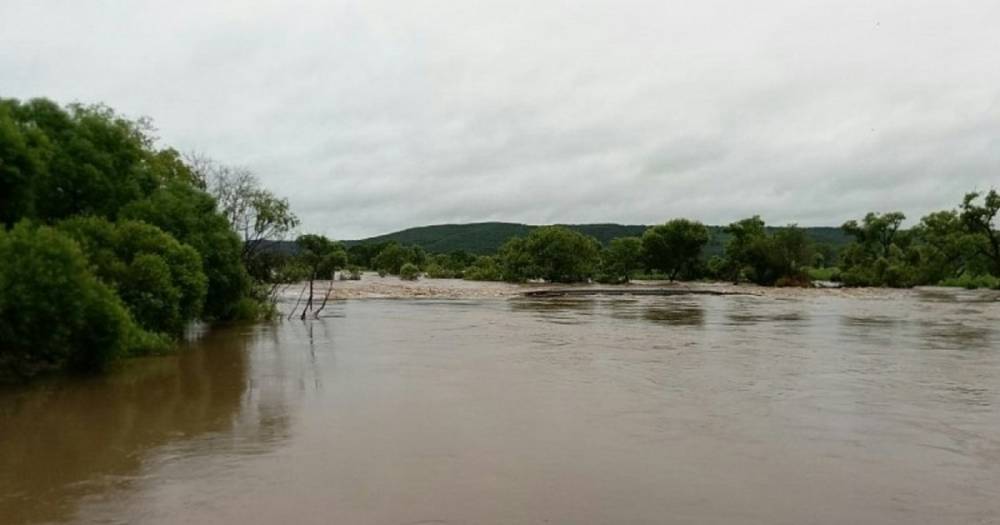В Приморье вышедшая из берегов река затопила участок дороги