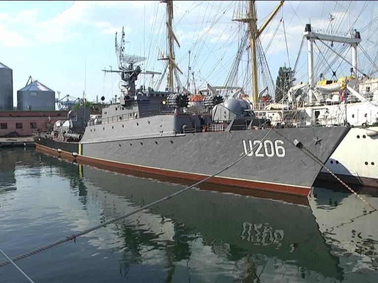 СМИ: Единственный выведенный из Крыма украинский корабль матросы чинят за свой счет - topwar.ru