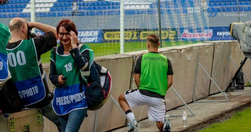 Греческий футболист справил нужду за воротами во время матча Лиги Европы в Киеве