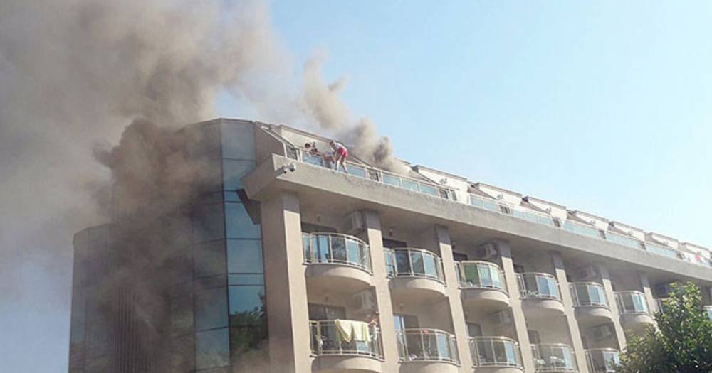 В турецком Кемере из горящего отеля эвакуировано 400 человек