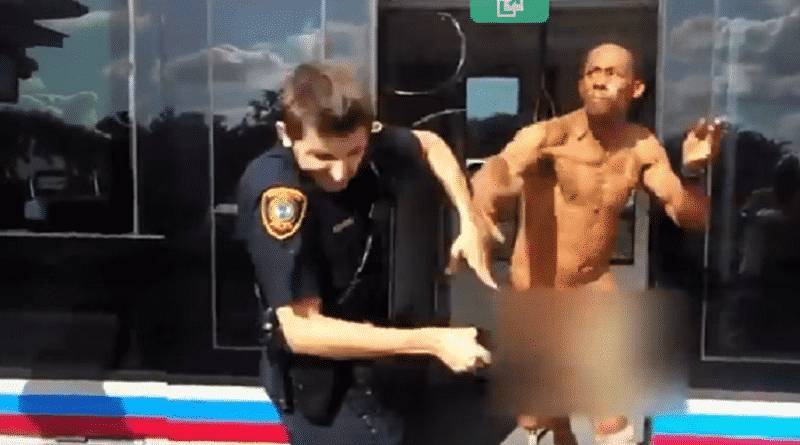 Голый мужчина в Хьюстоне набросился на полицейского, дав ему пощечину (видео)