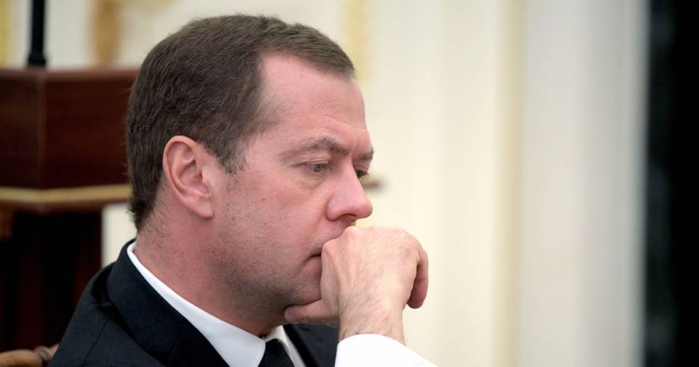 Медведев посетовал, что в Белом доме воруют ручки