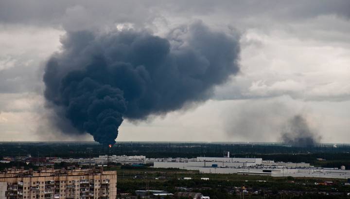 В ангаре на окраине Петербурга горят и взрываются бочки с краской. Видео очевидцев