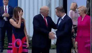 Трамп породил ещё один мем на тему рукопожатия: на этот раз он промахнулся