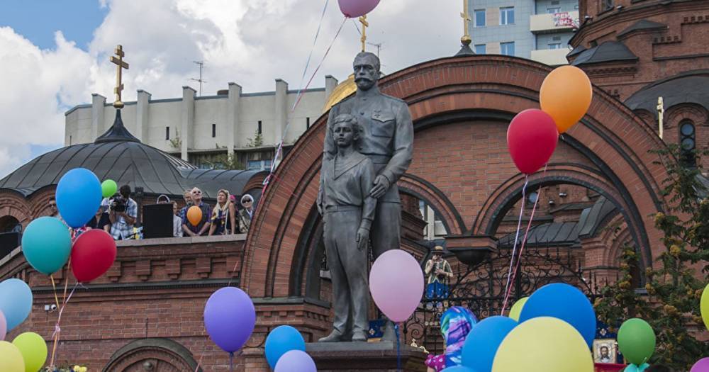 С топором на царя. Житель Новосибирска повредил памятник Николаю II