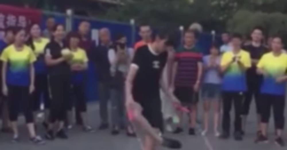 Китаянка научилась жонглировать ногами