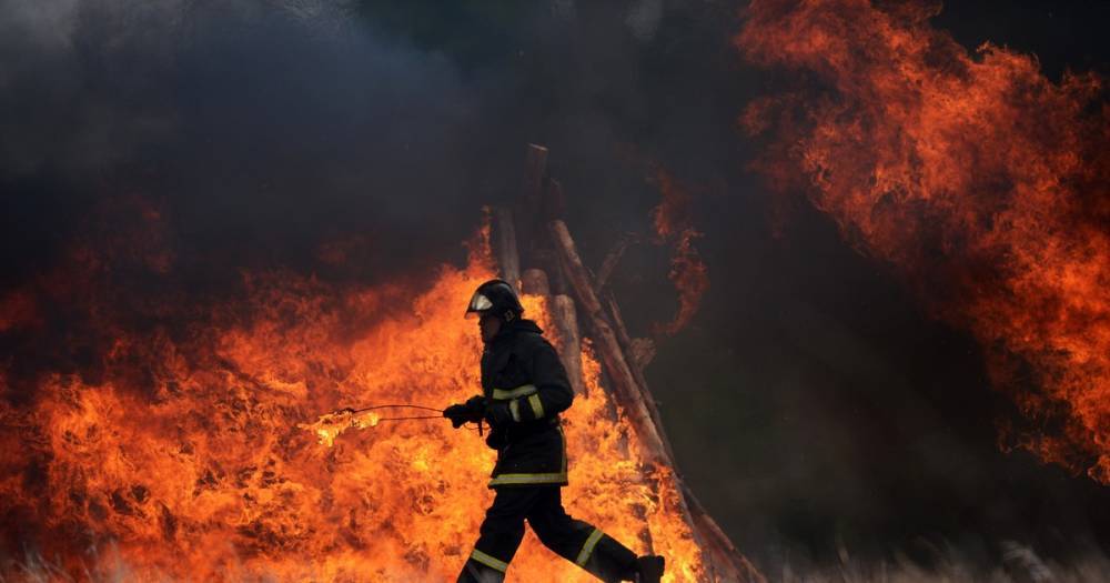 К тушению пожара на нефтяной скважине в ХМАО привлечено 100 человек