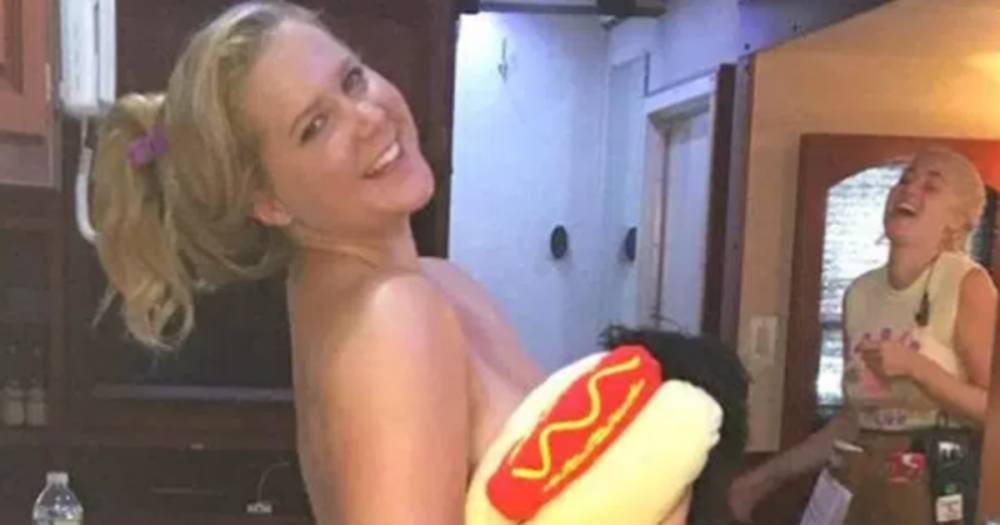 Актриса Эми Шумер поблагодарила фанатов эротическим фото с хот-догом