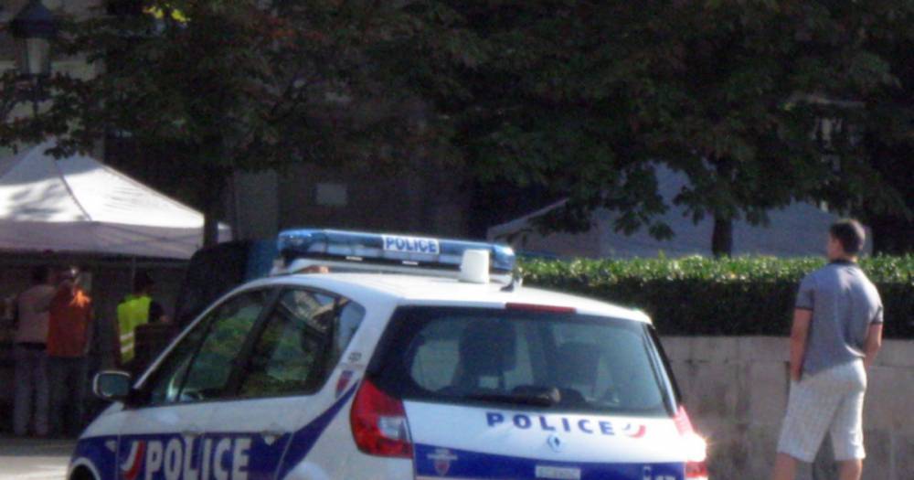 Выходец из Афганистана напал на сотрудницу полиции в пригороде Парижа