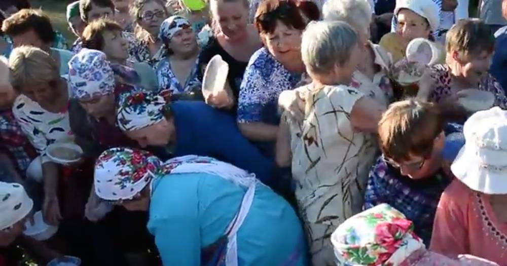 В Ижевске пенсионерки подрались из-за бесплатной манной каши