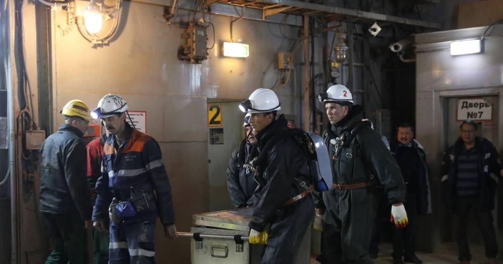 В "Алросе" удвоят зарплату сотрудникам за поиск горняков на руднике "Мир"